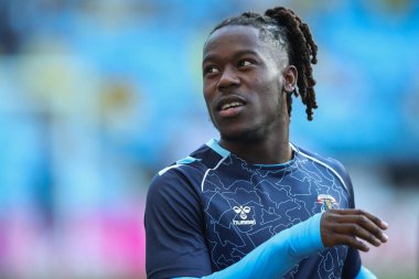 Coventry City 'den Brandon Thomas-Asante maç öncesi ısınma maçında Coventry City, Oxford United' a karşı Coventry Building Society Arena, Coventry, İngiltere, 16 Ağustos 2024