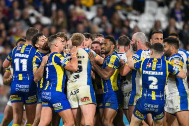 Sihirli Hafta sonu maçı sırasında gerginlik alevleniyor. Warrington Wolves, Leeds Rhinos 'a karşı Elland Road, Leeds, İngiltere, 17 Ağustos 2024
