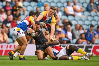 Carlos Tuimavave Hull FC, Londra Broncos takımından Lewis Bienek ve Londra Broncos takımından Sadiq Adebiyi tarafından oynanan Magic Weekend maçında Hull FC, Londra Broncos 'a karşı Elland Road, Leeds, Birleşik Krallık, 17 Ağustos 2024' te oynanan karşılaşmada yenildi.