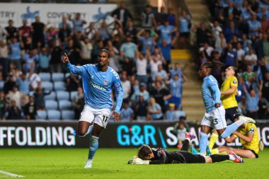 Coventry City 'den Hacı Wright, Coventry Building Society Arena, Coventry, İngiltere' de oynanan Coventry City-Oxford United maçında 3-2 kazanma hedefini kutluyor.