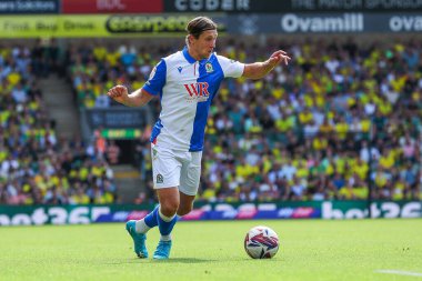 Blackburn Rovers takımından Callum Brittain, 17 Ağustos 2024 'te Norwich City ve Blackburn Rovers maçında topla koşuyor.