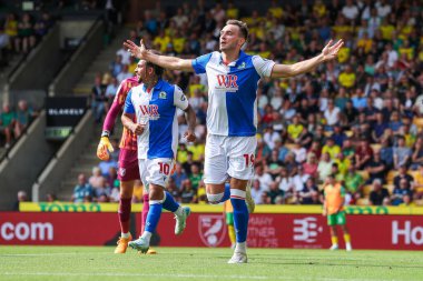 Blackburn Rovers 'dan Ryan Hedges, takımın 17 Ağustos 2024' te Carrow Road, Norwich, İngiltere 'de oynanan Sky Bet Şampiyonası maçında attığı ilk golü kutluyor.