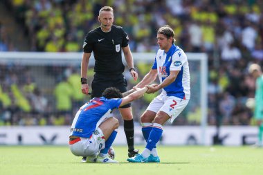 Blackburn Rovers takımından Lewis Travis, 17 Ağustos 2024 'te Norwich City' nin Carrow Road, Norwich 'te Blackburn Rovers' a karşı oynadığı Sky Bet Şampiyonası maçında sakatlandı.
