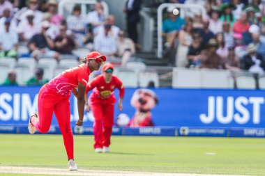 Welsh Fire 'dan Hayley Matthews, 18 Ağustos 2024' te Galli Ateşli Kadın Lordlar, Londra, İngiltere 'de Londralı Ruh Kadınlarına karşı oynanan Yüz Kadın final maçında kupayı kaptı.