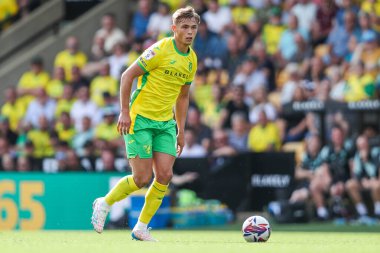Norwich City 'den Callum Doyle, 17 Ağustos 2024' te Norwich City 'nin Carrow Road, Norwich' te Blackburn Rovers 'a karşı oynadığı Sky Bet Şampiyonası maçında topla koşuyor.