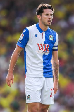 Blackburn Rovers takımından Lewis Travis, 17 Ağustos 2024 'te Norwich City, Norwich Road, Norwich Rovers' a karşı oynanan Sky Bet Şampiyonası maçına bakıyor.