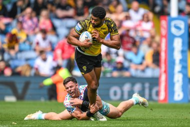 Salford Red Devils 'den Kallum Watkins, Leigh Leopards' dan Kai ODonnell tarafından 18 Ağustos 2024 'te Elland Road, Leeds, İngiltere' de oynanan Magic Weekend maçında Leigh Leopards, Salford Red Devils 'e karşı oynuyor.