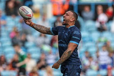 Hull KR 'dan Elliot Minchella topu Hull KR taraftarlarına atıyor ve 18 Ağustos 2024' te Elland Road, Leeds, İngiltere 'de oynanan Magic Weekend maçında Catalans Dragon vs Hull KR' a karşı oynadığı oyunu kutluyor.