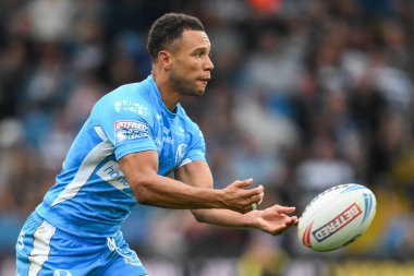 St. Helens 'ten Moses Mbye, Wigan Warriors' un 17 Ağustos 2024 'te Elland Road, Leeds' de St. Helens 'e karşı oynadığı Magic Weekend maçında pas attı.