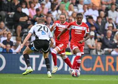 Middlesbrough takımından Isaiah Jones, Derby County FC takımından Callum ELDER ile birlikte 17 Ağustos 2024 'te İngiltere' nin Pride Park Stadyumu 'ndaki Derby County - Middlesbrough maçında maçı savunurken topa vuruyor.