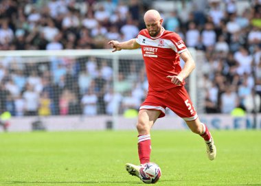 Middlesbrough 'dan Matthew Clarke, 17 Ağustos 2024' te İngiltere 'nin Pride Park Stadyumu' nda oynanan Derby County - Middlesbrough maçında topla saldırıyor.