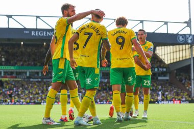 Norwich City 'den Borja Sainz, takımın 17 Ağustos 2024' te Carrow Road, Norwich, İngiltere 'de oynanan Norwich City-Blackburn Rovers maçındaki ikinci golü sonrasında takım arkadaşlarıyla kutluyor.