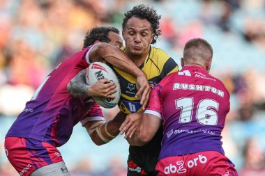 Castleford Tigers 'dan Liam Horne, Huddersfield Giants' tan Leroy Cudjoe ve Huddersfield Giants 'tan Harry Rushton tarafından 18 Ağustos 2024' te Elland Road, Leeds, Birleşik Krallık 'ta Huddersfield Giants Castleford Tigers' a karşı oynadığı Magic Weekend maçında yenildi.