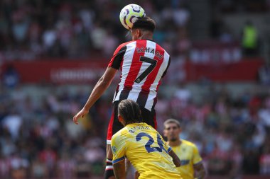 Brentford 'dan Kevin Schade 18 Ağustos 2024' te Londra 'daki The Gtech Community Stadyumu' nda oynanan Premier League maçı sırasında topa liderlik ediyor.
