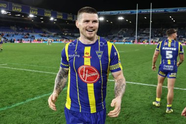 Warrington Wolves 'tan John Bateman, 17 Ağustos 2024' te Elland Road, Leeds, İngiltere 'de oynanan Warrington Wolves - Leeds Rhinos maçında galibiyeti kutluyor.