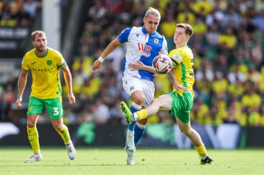 Blackburn Rovers 'dan Arnor Sigurdsson, Norwich City' li Kellen Fisher ile birlikte Norwich City 'nin Blackburn Rovers' a karşı oynadığı 17 Ağustos 2024 'te oynanan maçta top için mücadele ediyor.