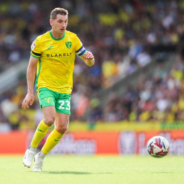 Norwich City 'den Kenny McLean, 17 Ağustos 2024' te Norwich City - Blackburn Rovers maçında topla koşuyor.