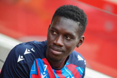 Crystal Palace 'dan Ismala Sarr 18 Ağustos 2024' te Londra 'daki Gtech Community Stadyumu' nda oynanan Premier League maçının önünde oturuyor.