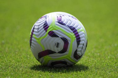 Maç günü topu 18 Ağustos 2024 'te İngiltere, Londra' daki Gtech Community Stadyumu 'nda oynanan Premier League karşılaşması öncesinde saha kenarındaydı.