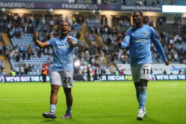 Coventry City 'den Milan van Ewijk ve Coventry City' den Hacı Wright, Coventry Building Society Arena, Coventry, Birleşik Krallık, 16 Ağustos 2024 'te oynanan Sky Bet Şampiyonası maçında takımlarının kazanmasını kutluyorlar.