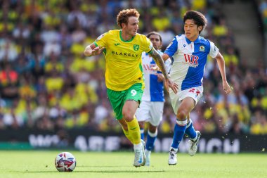 Norwich City 'den Josh Sargent, Blackburn Rovers' dan Yuki Ohashi 'nin baskısı altında. 17 Ağustos 2024' te Norwich City - Blackburn Rovers maçında.