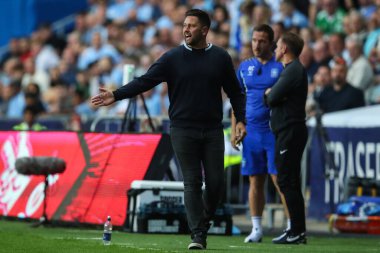 Oxford United teknik direktörü Des Buckingham, Coventry Building Society Arena, Coventry, İngiltere, 16 Ağustos 2024 'te oynanan Sky Bet Şampiyonası maçında oyuncularına talimat verir.