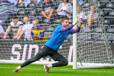 Derby County FC takımından Josh VICKERS, 17 Ağustos 2024 tarihinde İngiltere 'nin Derby şehrinde oynanan Derby County - Middlesbrough maçında ısınmaya başladı.