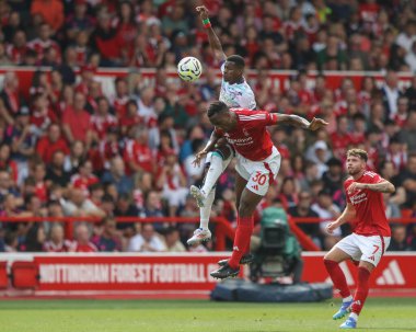 Nottingham Ormanı 'ndan Dango Ouattara ve Nottingham Ormanı' ndan Willy Boly Premier Lig maçı sırasında Nottingham Ormanı 'na karşı Bournemouth City Ground, Nottingham, İngiltere, 17 Ağustos 2024