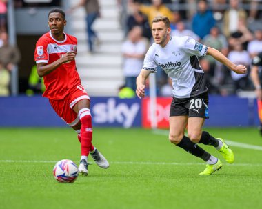 Derby County FC takımından Callum ELDER topu Middlesbrough takımından Isaiah Jones 'la birlikte 17 Ağustos 2024' te İngiltere 'nin Pride Park Stadyumu' nda oynanan Derby County - Middlesbrough maçında savunuyor.