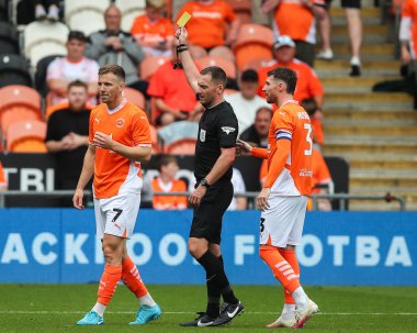 Blackpool 'dan Lee Evans, 17 Ağustos 2024' te Bloomfield Road, Blackpool, İngiltere 'de oynanan Blackpool-Stockport maçında hakem Simon Mather tarafından sarı kart gösterildi.