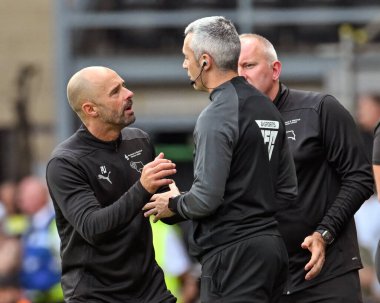 Derby County FC 'den Paul WARNE (Teknik Direktör / Teknik Direktör), 17 Ağustos 2024' te İngiltere 'nin Derby Park Stadyumu' nda oynanan Sky Bet Şampiyonası maçında 4. karşılaşma yetkilisi Sebastian STOCKBRIDGE ile tartıştı.