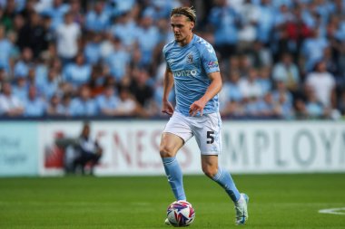 Coventry City 'den Jack Rudoni, Stoke City ile Coventry City arasındaki 10 Ağustos 2024' te Bet365 Stadyumu 'nda oynanan Sky Bet Şampiyonası maçında iş başında.