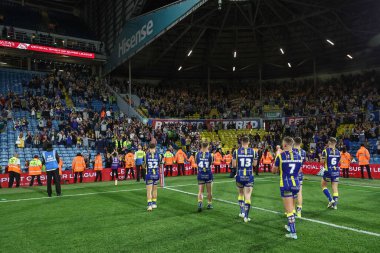 Warrington oyuncuları Magic Weekend maçı sırasında taraftarlarla birlikte Warrington Wolves, Leeds Rhinos 'a karşı Elland Road, Leeds, İngiltere' de 17 Ağustos 2024 'te kazandıkları galibiyeti kutladılar.