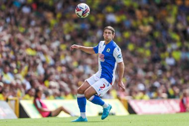 Blackburn Rovers takımından Arnor Sigurdsson, 17 Ağustos 2024 'te Norwich City ile Blackburn Rovers arasındaki maçta topu kontrol ediyor.