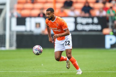 Blackpool takımından CJ Hamilton, 17 Ağustos 2024 'te Bloomfield Road, Blackpool' da oynanan Blackpool-Stockport maçında