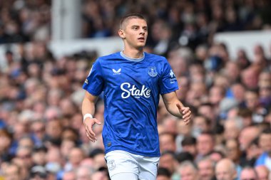 Premier Lig karşılaşmasında Everton 'dan Vitaliy Mykolenko ile Goodison Park, Liverpool' da Everton ve Hove Albion karşılaşması, 17 Ağustos 2024