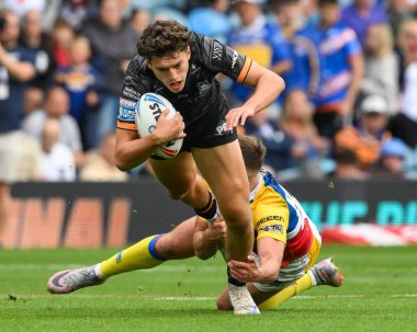 Lewis Martin Hull FC, 17 Ağustos 2024 'te Elland Road, Leeds, İngiltere' de oynanan Magic Weekend maçında Londra Broncos takımından Josh Rourke 'a karşı.