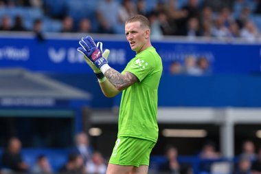 Everton 'dan Jordan Pickford, Premier League maçında Everton, Brighton ve Hove Albion' a karşı 17 Ağustos 2024 'te Liverpool, İngiltere' de oynanan Goodison Park maçında taraftarlarını alkışlıyor.