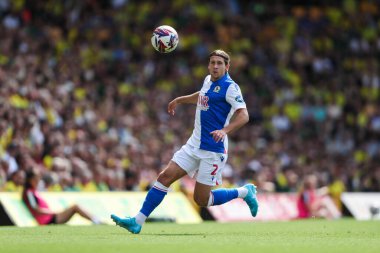 Blackburn Rovers takımından Arnor Sigurdsson, 17 Ağustos 2024 'te Norwich City ile Blackburn Rovers arasındaki maçta topu kontrol ediyor.