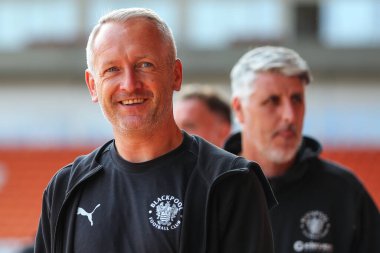 Neil Critchley 'nin Blackpool teknik direktörü, 17 Ağustos 2024' te Bloomfield Road, Blackpool, İngiltere 'de oynanan Blackpool-Stockport maçı öncesinde geldi.