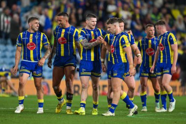 Warrington Wolves 'tan John Bateman ve Warrington Wolves' tan George Williams, 17 Ağustos 2024 'te Elland Road, Leeds, İngiltere' deki Warrington Wolves - Leeds Rhinos maçında Matt Dufty denemesini kutluyorlar.