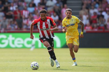 Brentford 'dan Kevin Schade 18 Ağustos 2024' te Londra 'daki Gtech Community Stadyumu' nda oynanan Premier League karşılaşmasında topu ileri atıyor.
