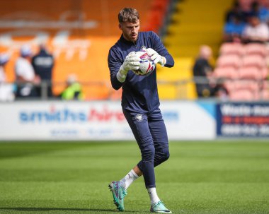 Blackpool 'dan Daniel Grimshaw, 17 Ağustos 2024' te Bloomfield Road, Blackpool 'da oynanan Sky Bet Ligi 1 maçı öncesinde oynanan hazırlık maçında...