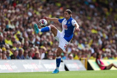 Blackburn Rovers takımından Arnor Sigurdsson, 17 Ağustos 2024 'te Norwich City ile Blackburn Rovers arasındaki maçta topu kontrol ediyor.