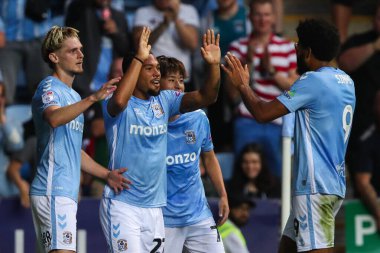 Coventry City 'den Milan van Ewijk, Coventry Building Society Arena, Coventry, Birleşik Krallık, 16 Ağustos 2024' te oynanan Sky Bet Şampiyonası karşılaşmasında 2-1 'lik galibiyetini kutluyor.