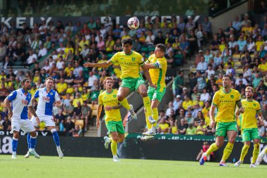 Norwich City 'den Ben Chrisene ve Shane Duffy, 17 Ağustos 2024' te Norwich City, Norwich Road 'da Blackburn Rovers' a karşı oynanan Gökyüzü İddia Şampiyonası karşılaşmasında top için zıplıyorlar.