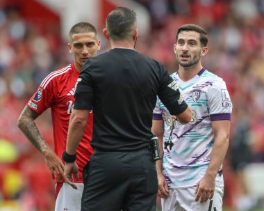 Bournemouth 'dan Lewis Cook, 17 Ağustos 2024' te Nottingham Forest 'a karşı Bournemouth City Ground, Nottingham, İngiltere' de oynanan Premier League maçında hakem Michael Oliver 'a penaltı için başvurdu.