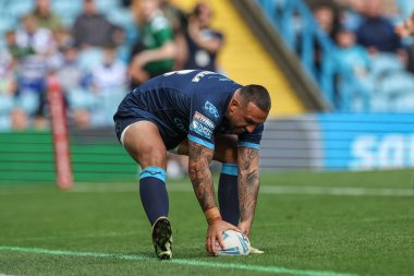 Hull KR 'dan Elliot Minchella Magic Weekend maçında tek başına 30 yarda koşmak için yarışıyor. Catalans Dragons, Hull KR' a karşı Elland Road, Leeds, İngiltere, 18 Ağustos 2024