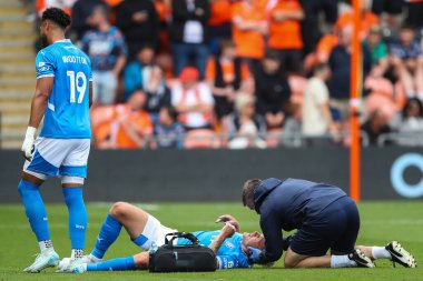 Stockport County 'den Collar, 17 Ağustos 2024' te Bloomfield Road, Blackpool 'da oynanan Sky Bet 1 karşılaşmasında tıbbi tedavi görecek.