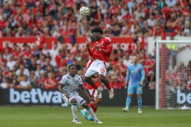 Nottingham Ormanı 'ndan Ola Aina Premier Lig maçı sırasında Nottingham Forest' a karşı Bournemouth City Ground, Nottingham, İngiltere 'de 17 Ağustos 2024' te yüksek topu kazanmak için sıçradı.